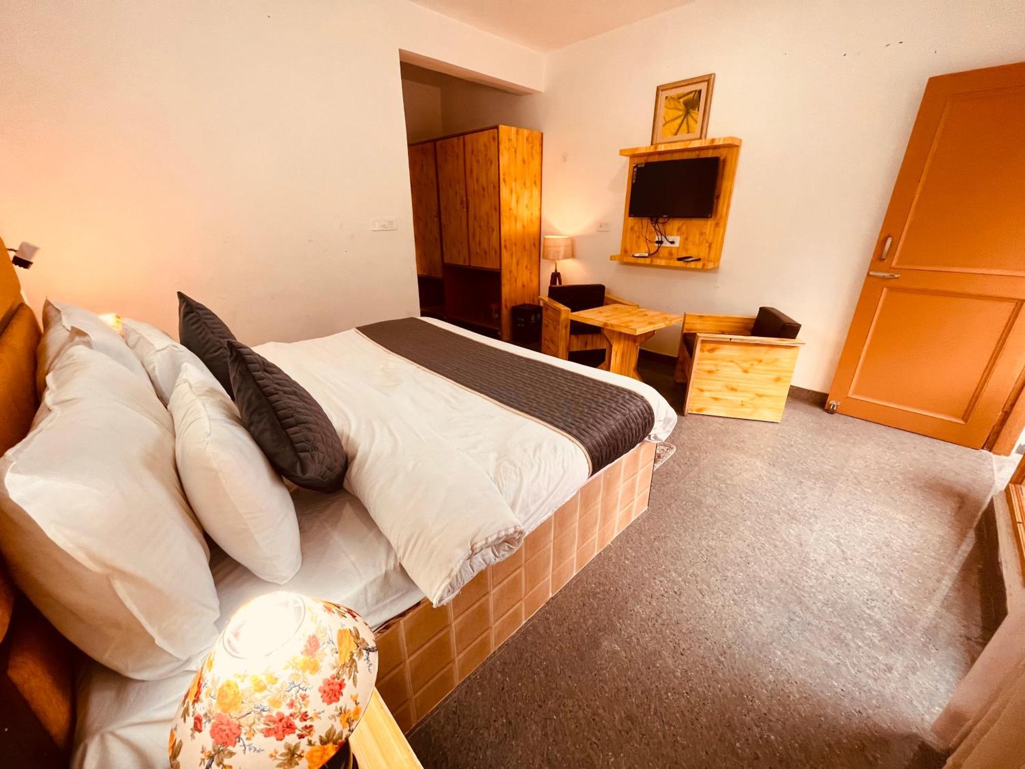 Himalayan Hill Queen Resort, Manali M98160-43400 Zewnętrze zdjęcie