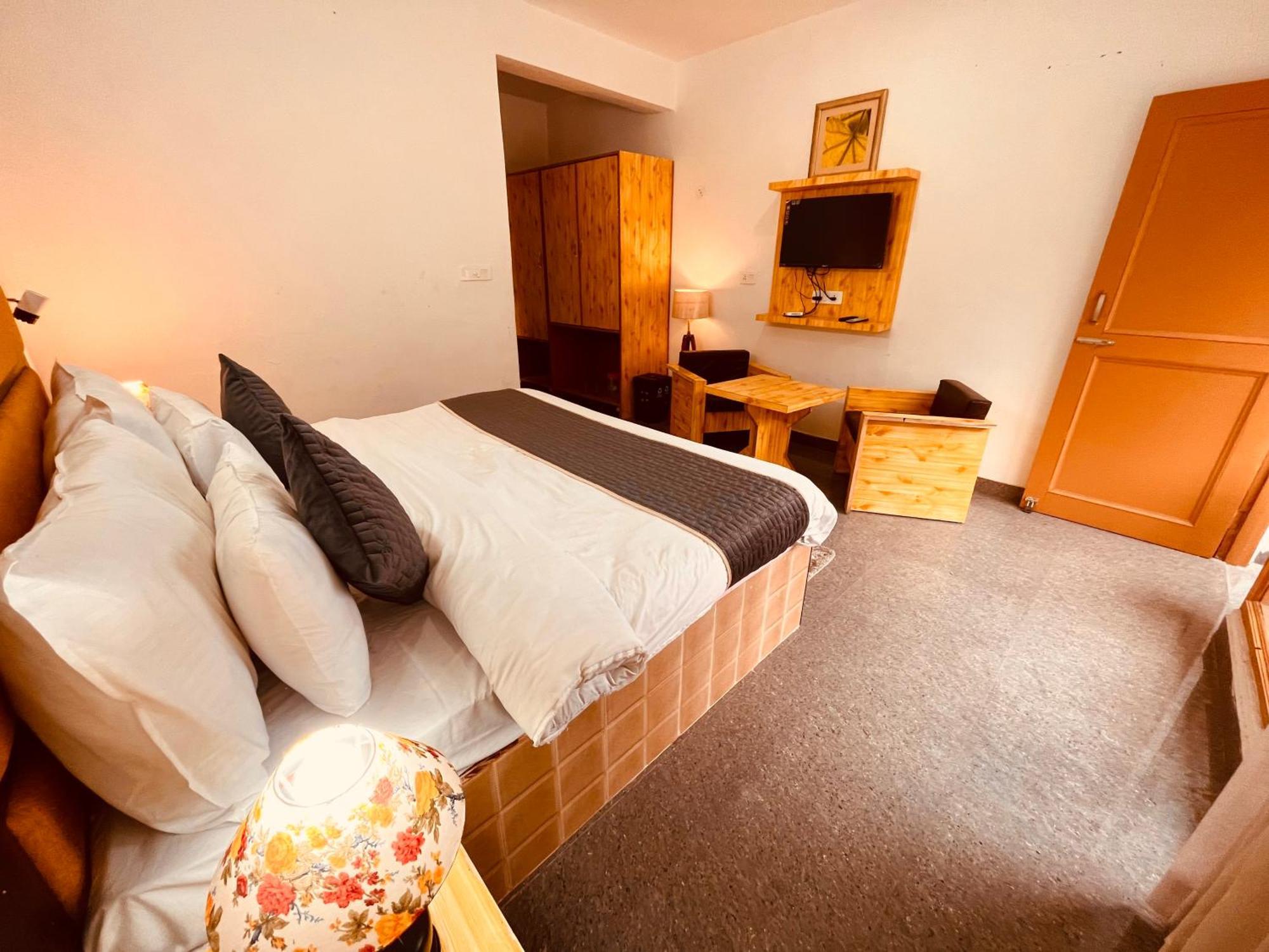 Himalayan Hill Queen Resort, Manali M98160-43400 Zewnętrze zdjęcie